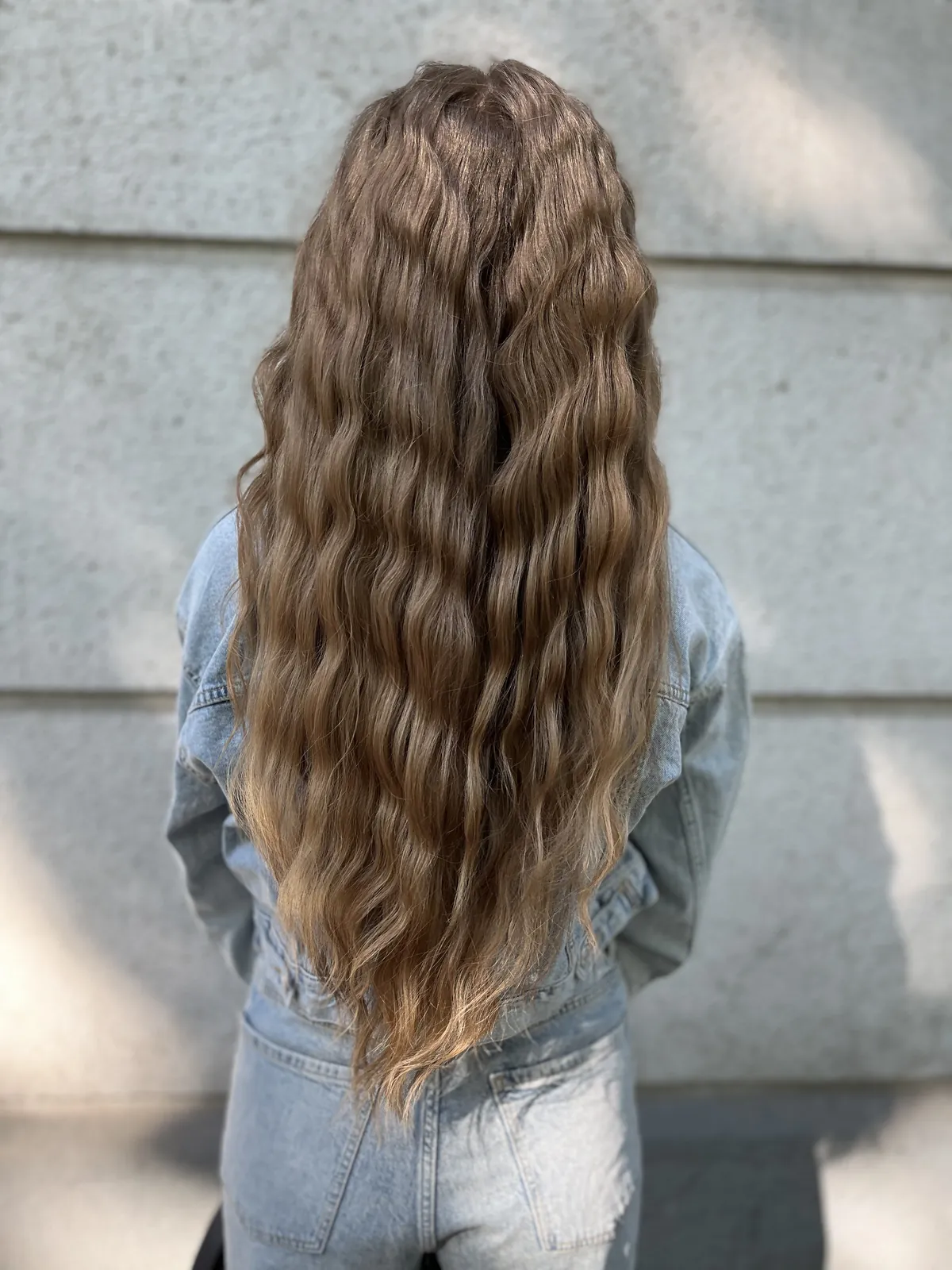 Hosszú hullámos frizura – Visnyei Virág Hair Studio referencia munka